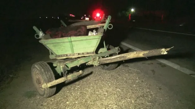 Căruţă intrată în stâlp, căruţaşul era ameţit, o fetiţă de zece ani a fost rănită