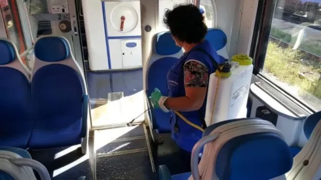 CFR va plăti aproape 5 milioane de lei pentru a face curăţenie în vagoanele care ajung în depoul din Braşov