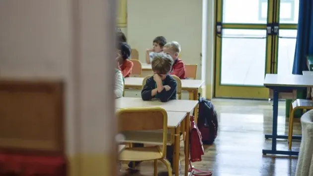 Studiu Salvaţi Copiii despre „fondul clasei”: 40% dintre chestionaţi vor ca Legea Educaţiei să-l interzică
