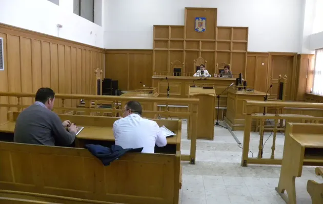 Mai escroc decât escrocii: Avocatul plătit cu mii de euro, dovedit că-şi „îngropa” clienţii