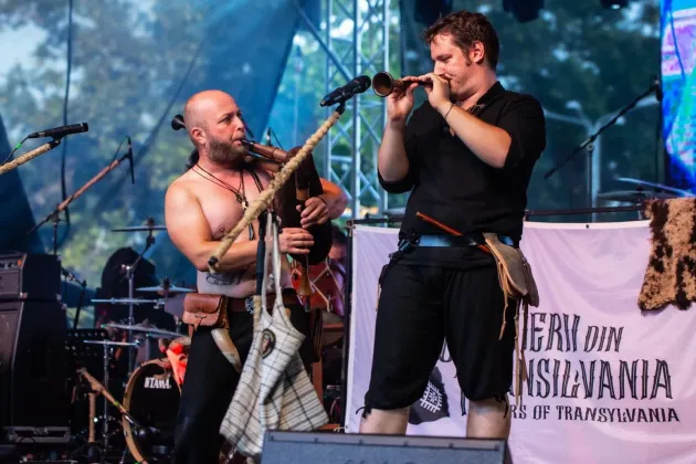 Cimpoierii din Transilvania, Huniadi Cantores şi Trei Parale, în Piaţa Sfatului