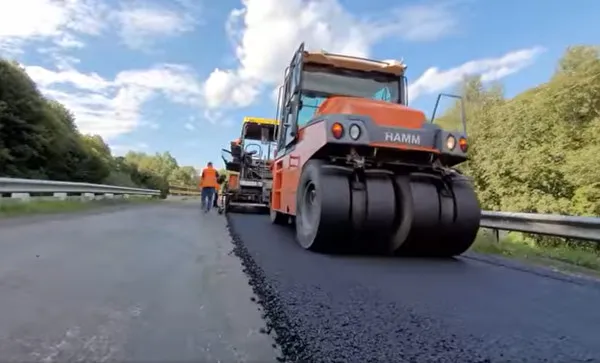 Asfalt nou pe DN 73A, în zona Poiana Mărului. Drumul este folosit și de turiștii care vor să ajungă la Sâmbăta