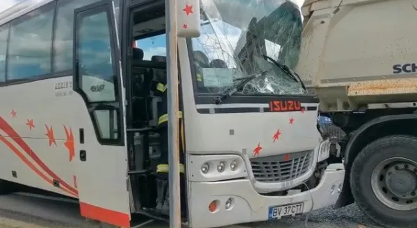 La un pas de o tragedie: accident între un autocar care transporta 17 copii şi un autocamion