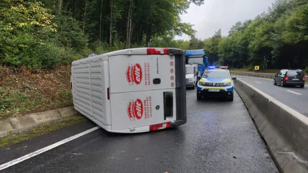 S-a răsturnat în şanţul de pe marginea DN1