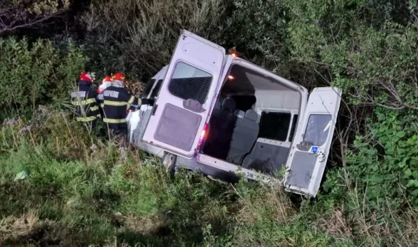 DN11: Şase copii duşi la spital