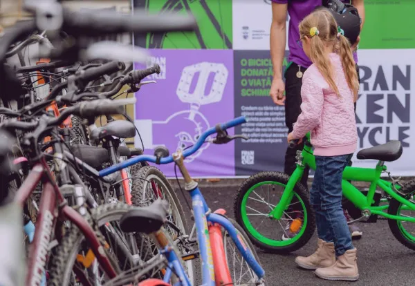 30 de braşoveni şi-au donat „bicicleta copilăriei”