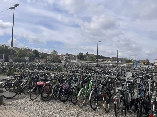 Boghiu, corespondenţa din Franţa: „Wow! O mare de biciclete! Începem şi la Braşov”