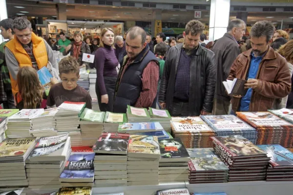 Ce vrea Ciucă: „O carte pe an pentru fiecare elev”, pe modelul „Cornul şi laptele”