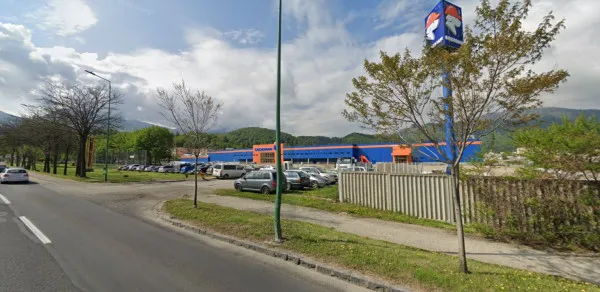 Ultimele „retuşuri” rutiere înainte de deschiderea magazinului Dedeman din Noua 