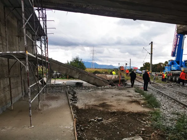 Ce stătea să se întâmple, s-a întâmplat: O grindă a pasajului de la Prejmer s-a prăbușit