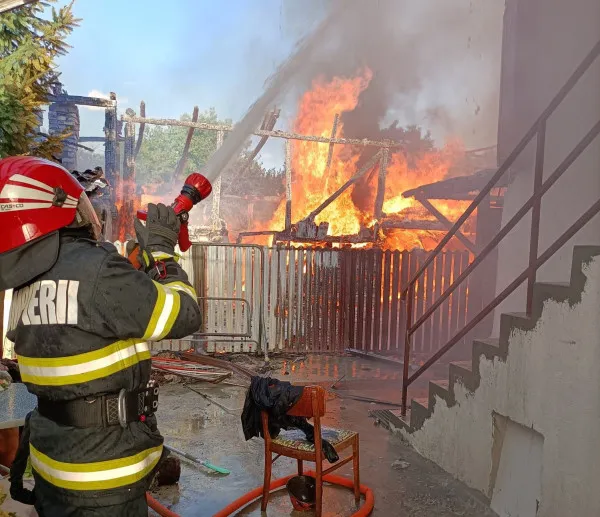 O zi de luni obişnuită pentru pompierii din ţară: 1.345 de situaţii de urgenţă şi 35 de incendii