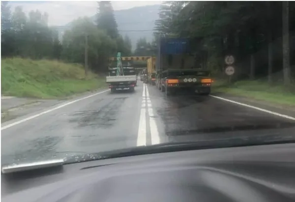 Un camion militar „înţepenit” în zona Cotul Donului a blocat traficul pe DN 1