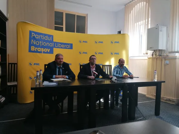 Propunerea viceprimarului Rusu: municipalitatea să închirieze mai multe şcoli „tampon”. Viceprimarul Braşovului, Sebastian Rusu, susţine ca acest lucru este posibil ca urmare unui amendament depus de liberali