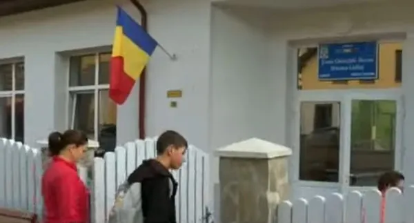 Şcoli transformate total peste vară, părinţii au dat o mână de ajutor la renovare