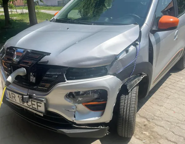 Şoferii care au Dacia Spring aşteaptă „nelimitat” reparaţiile în service