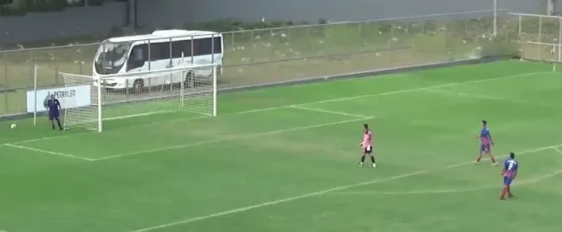 Autogol spectaculos pentru ca să-i iasă „plus” cinci, la pariuri!