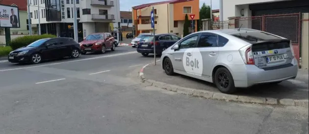 Şoferii de pe Uber şi Bolt nu sunt scutiţi de purtarea centurii de siguranţă atunci când transportă pasageri