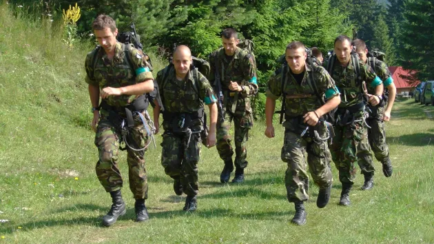 Vânătorii de munte se vor pregăti în pădurile Braşovului