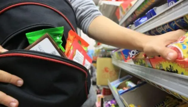 A vrut „cumpărături” pe gratis, dar a ajuns în arest