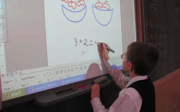 Dotarea şcolilor braşovene cu noi echipamente IT mai aşteaptă. Licitaţia a fost amânată