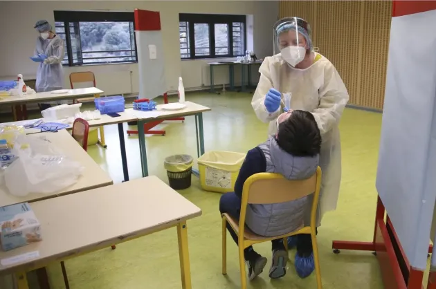 Eşti pus să plăteşti testul Covid la internarea în spital? Îl poţi demite pe manager