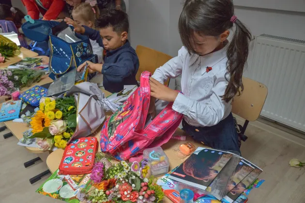 2540 de ghiozdane, oferite „bobocilor” din clasa pregătitoare, în municipiu