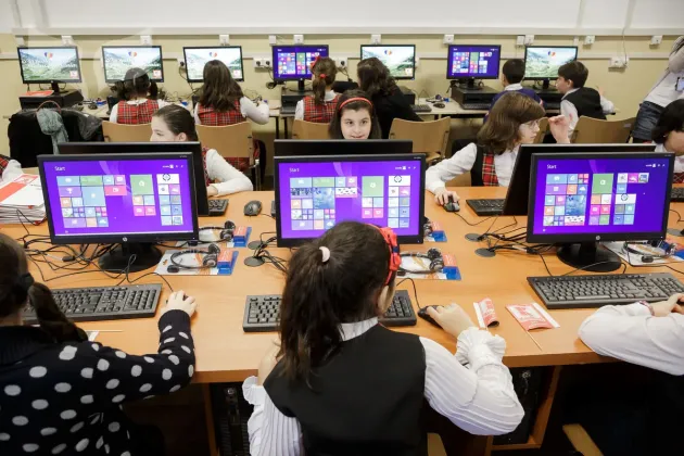 Mai multe ore de informatică şi pentru toţi copiii