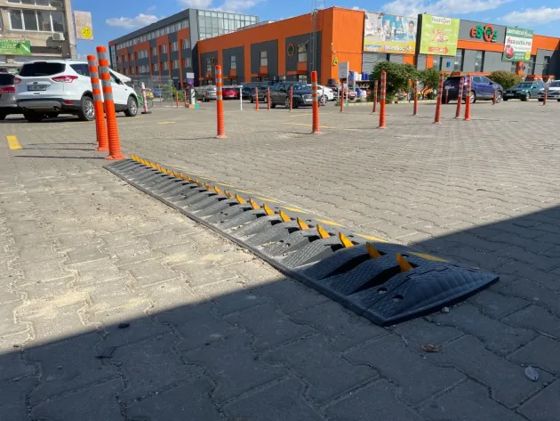 Limitator de viteză cu… ţepi. Soluţia inedită prin care şoferii indisciplinaţi din Iaşi învaţă reguli