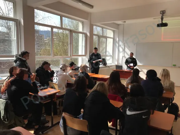 Poliţiştii, faţă în faţă cu elevii din Apaţa şi Ormeniş