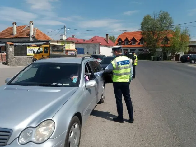 Şoferiţă fără carnet, trasă pe dreapta de poliţişti. Acum are dosar penal