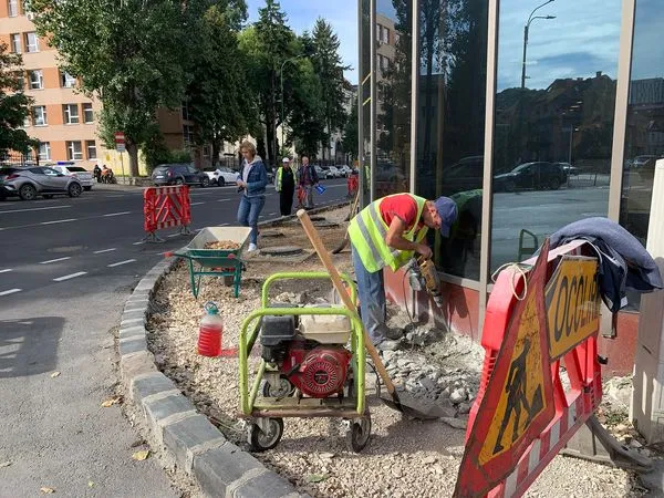 „Bonus” pentru braşovenii care au aşteptat repararea trotuarului de pe Maniu 