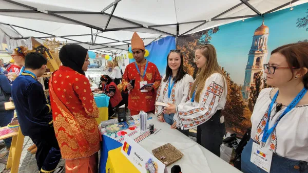 O lume întreagă în Piaţa Sfatului: 21 de ţări prezentate de migranţi „adoptaţi” de Braşov