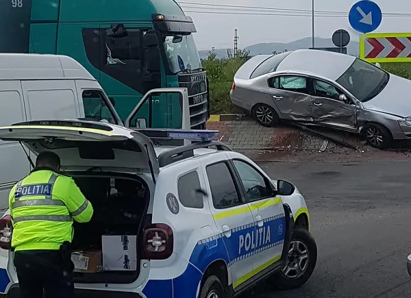 „Catapultat” în giratoriu, copil de 6 ani în maşină