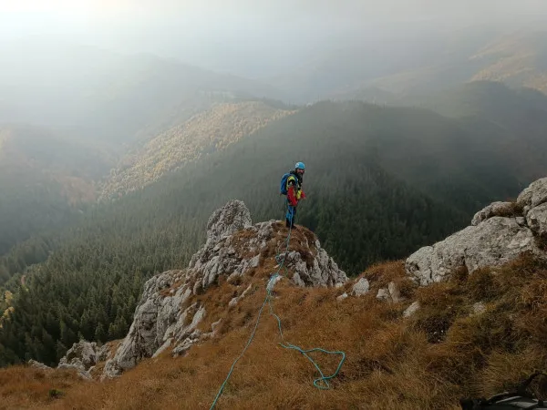 8 alpinişti cu pretenţii , la linia dintre viaţă şi moarte