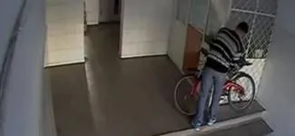 Prins „imediat” ce a furat o bicicletă din scara blocului         