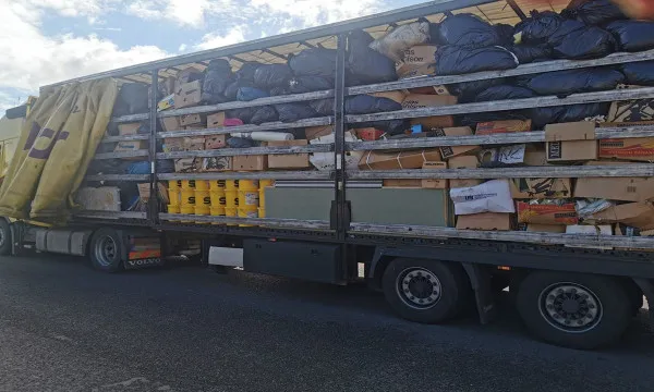 Transportul Braşov, oprit la graniţă: Second-hand – în acte, gunoi – în realitate