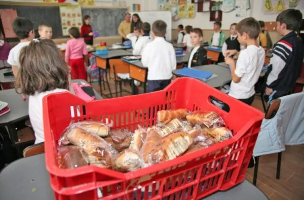 Ofertele pentru „Cornul şi laptele” pentru elevii din Braşov, încă în evaluare. Urmează semnarea contractelor, dar nu se ştie când
