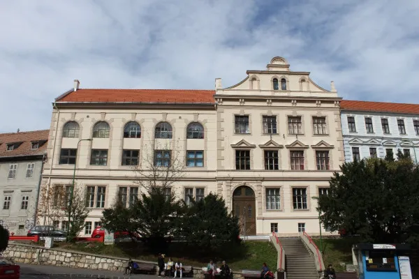 O clădire reper a Braşovului îşi recapătă splendoarea