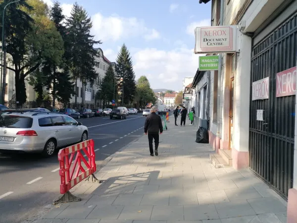 Montăm şi demontăm dale pe strada Iuliu Maniu din Braşov