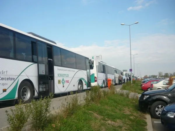 Transportul navetiştilor din Braşov: cu autobuze vechi şi 100% ilegal. Niciuna dintre marile fabrici nu mai are aviz de la Primărie