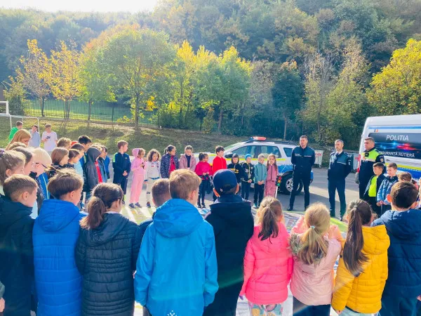 O zi cu Poliţia, la Şcoala 4