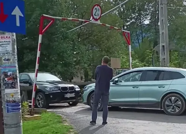 S-au întâlnit pe pod la Bran: Orgoliu de bucureştean, încăpăţânare de moldovean