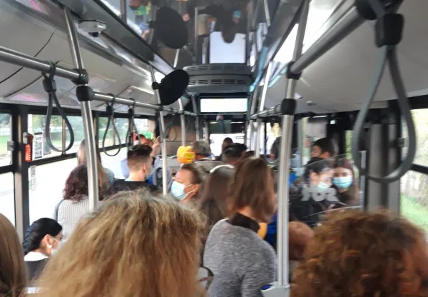 În numele nediscriminării: Să urci împuţit în RATBV e de acum… legal