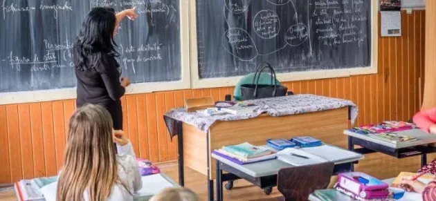 Profesorii primesc prima tranşă din diferenţele salariale pentru perioada 2017 – 2021