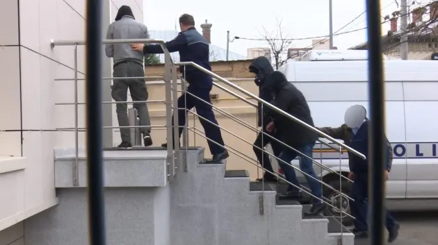 Ridicaţi de acasă: un hoţ - suspect şi o tânără angajată – hoaţă dovedită