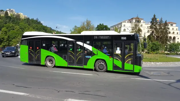 Mai multe autobuze RATBV pe două linii folosite de studenți