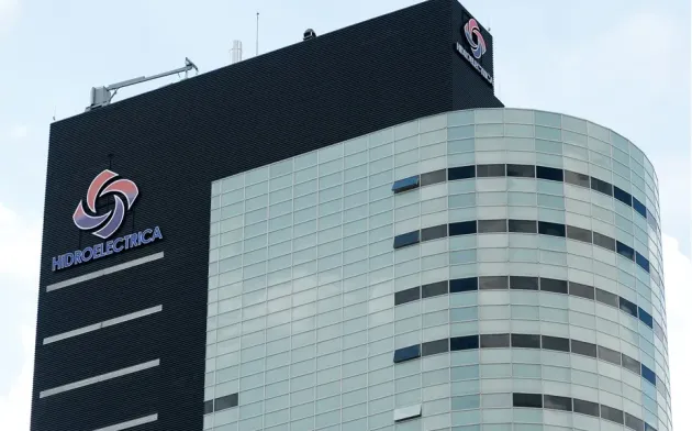 Furnizorul cu cel mai mic preţ la energie electrică opreşte temporar încheierea de noi contracte  