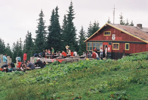 Cabana Bârcaciu din Munţii Făgăraş a fost închisă: „Nu avem respect din partea unor turişti”   