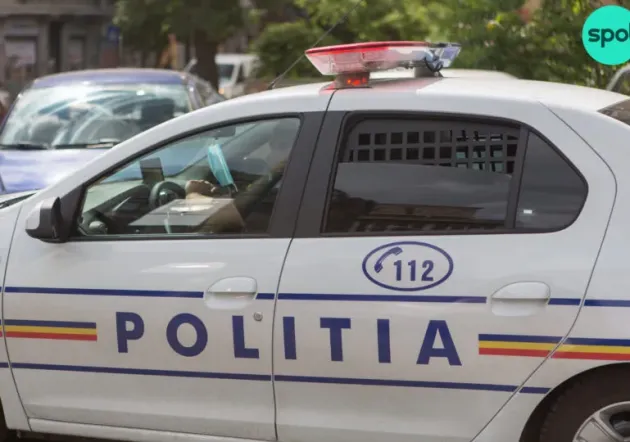 Agresat de un profesor, l-a dat pe mâna poliţiştilor