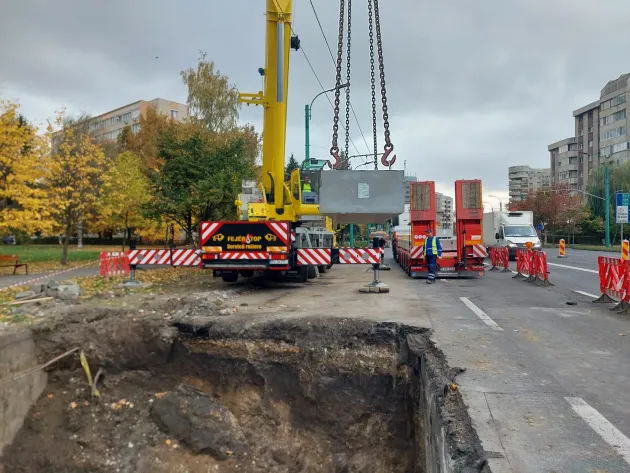 Groapa de pe Bulevardul Gării din Brașov a fost astupată. Urmează refacerea drumului